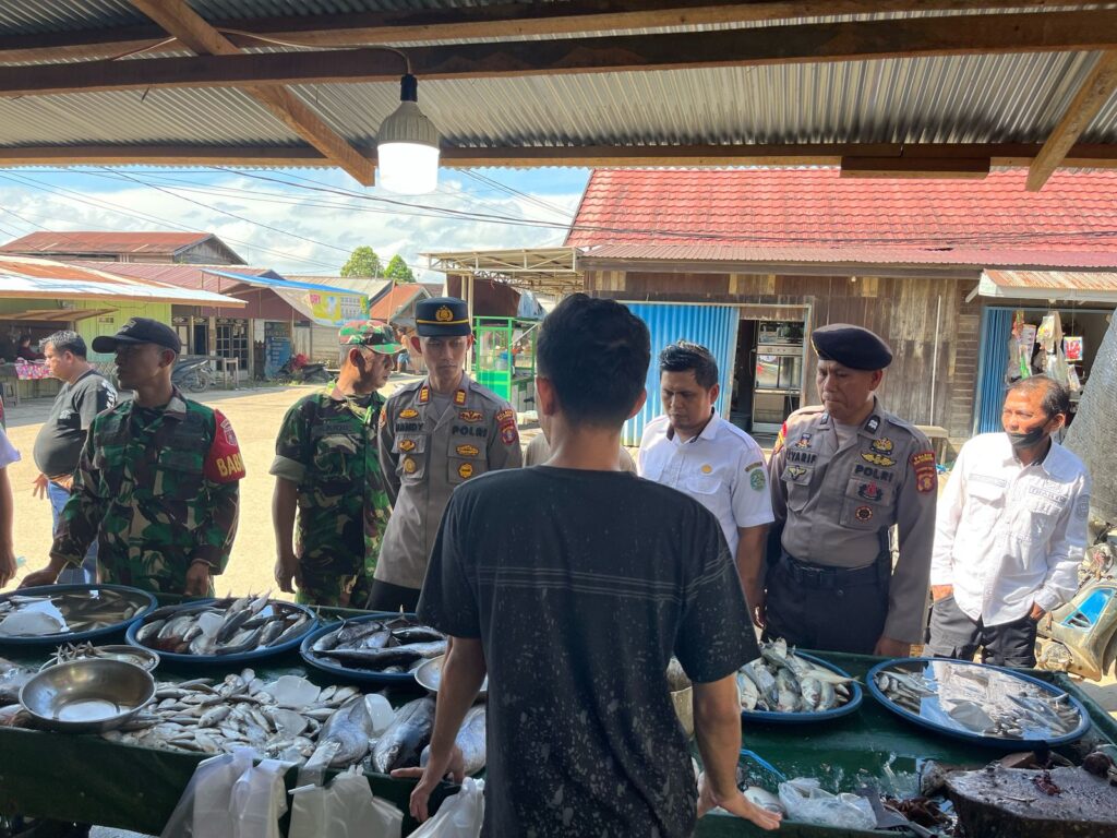 WhatsApp-Image-2025-03-16-at-13.23.30-1024x768 Kapolsek Sebulu Cek Langsung Harga dan Stok Sembako Jelang Idulfitri