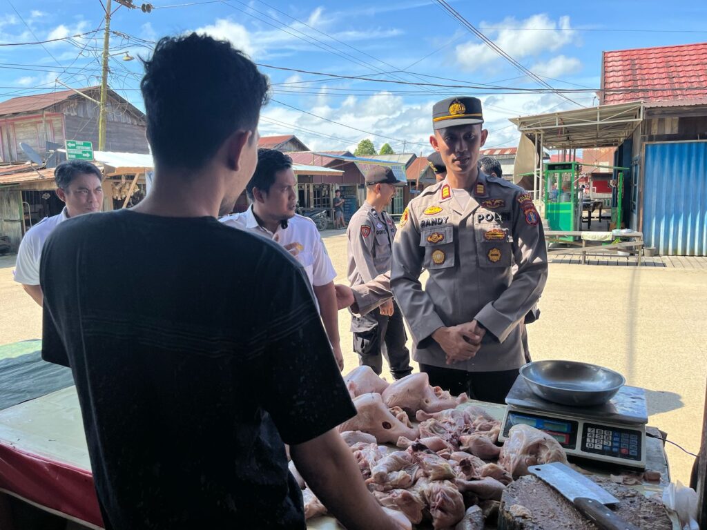 WhatsApp-Image-2025-03-16-at-13.23.31-1024x768 Kapolsek Sebulu Cek Langsung Harga dan Stok Sembako Jelang Idulfitri